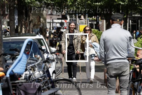 Amsterdam 28 juni 2020
Thomas v d Vlugt (stuk TV) met zijn vriendin in de Jordaan. Thomas loopt op krukken na operatie