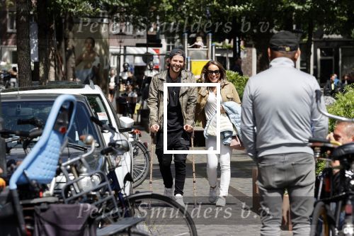 Amsterdam 28 juni 2020
Thomas v d Vlugt (stuk TV) met zijn vriendin in de Jordaan. Thomas loopt op krukken na operatie