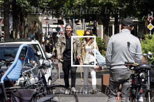 Amsterdam 28 juni 2020
Thomas v d Vlugt (stuk TV) met zijn vriendin in de Jordaan. Thomas loopt op krukken na operatie