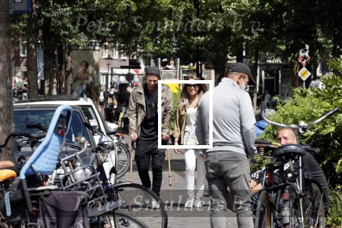 Amsterdam 28 juni 2020
Thomas v d Vlugt (stuk TV) met zijn vriendin in de Jordaan. Thomas loopt op krukken na operatie