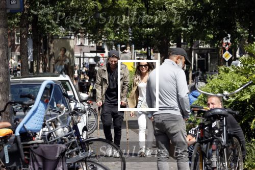 Amsterdam 28 juni 2020
Thomas v d Vlugt (stuk TV) met zijn vriendin in de Jordaan. Thomas loopt op krukken na operatie