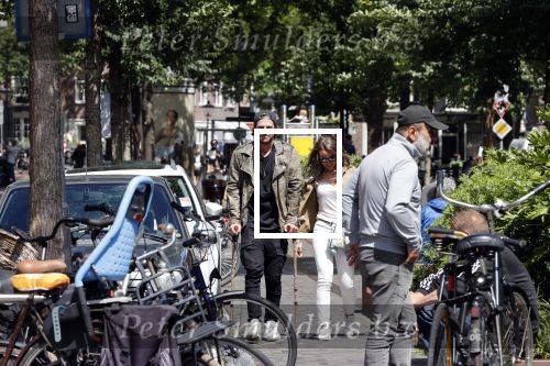 Amsterdam 28 juni 2020
Thomas v d Vlugt (stuk TV) met zijn vriendin in de Jordaan. Thomas loopt op krukken na operatie