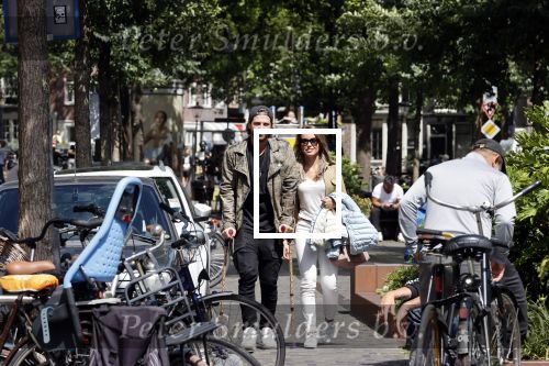 Amsterdam 28 juni 2020
Thomas v d Vlugt (stuk TV) met zijn vriendin in de Jordaan. Thomas loopt op krukken na operatie