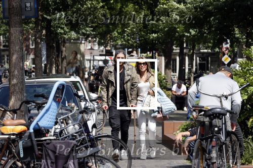 Amsterdam 28 juni 2020
Thomas v d Vlugt (stuk TV) met zijn vriendin in de Jordaan. Thomas loopt op krukken na operatie