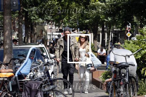 Amsterdam 28 juni 2020
Thomas v d Vlugt (stuk TV) met zijn vriendin in de Jordaan. Thomas loopt op krukken na operatie