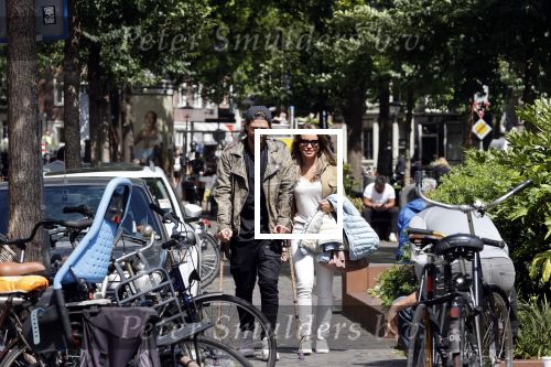 Amsterdam 28 juni 2020
Thomas v d Vlugt (stuk TV) met zijn vriendin in de Jordaan. Thomas loopt op krukken na operatie