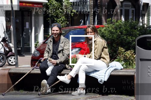 Amsterdam 28 juni 2020
Thomas v d Vlugt (stuk TV) met zijn vriendin in de Jordaan. Thomas loopt op krukken na operatie