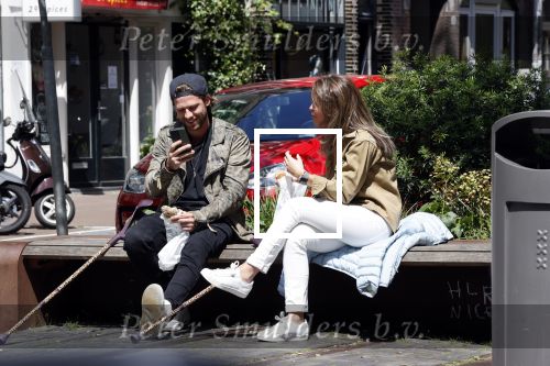 Amsterdam 28 juni 2020
Thomas v d Vlugt (stuk TV) met zijn vriendin in de Jordaan. Thomas loopt op krukken na operatie