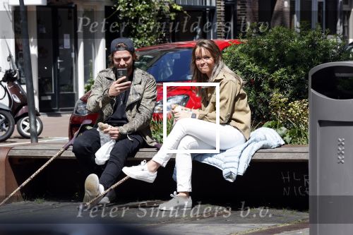 Amsterdam 28 juni 2020
Thomas v d Vlugt (stuk TV) met zijn vriendin in de Jordaan. Thomas loopt op krukken na operatie