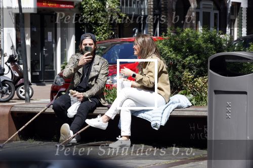 Amsterdam 28 juni 2020
Thomas v d Vlugt (stuk TV) met zijn vriendin in de Jordaan. Thomas loopt op krukken na operatie