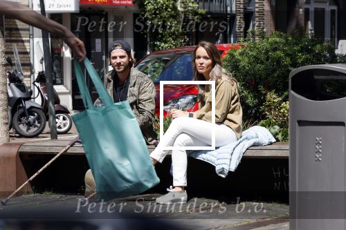 Amsterdam 28 juni 2020
Thomas v d Vlugt (stuk TV) met zijn vriendin in de Jordaan. Thomas loopt op krukken na operatie