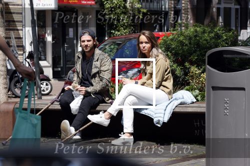 Amsterdam 28 juni 2020
Thomas v d Vlugt (stuk TV) met zijn vriendin in de Jordaan. Thomas loopt op krukken na operatie