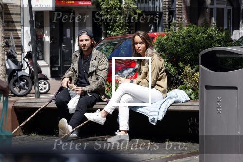 Amsterdam 28 juni 2020
Thomas v d Vlugt (stuk TV) met zijn vriendin in de Jordaan. Thomas loopt op krukken na operatie