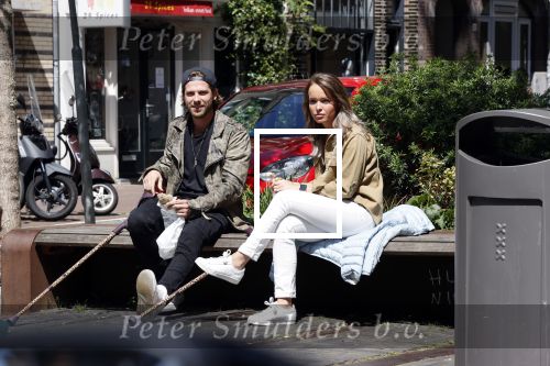 Amsterdam 28 juni 2020
Thomas v d Vlugt (stuk TV) met zijn vriendin in de Jordaan. Thomas loopt op krukken na operatie