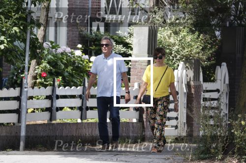Amsterdam 19 juli 2020
Tom Egbers en zijn vrouw Janke Dekker wandelend in Amsterdam zuid