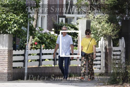 Amsterdam 19 juli 2020
Tom Egbers en zijn vrouw Janke Dekker wandelend in Amsterdam zuid