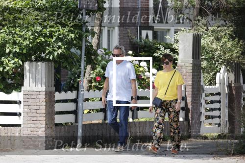 Amsterdam 19 juli 2020
Tom Egbers en zijn vrouw Janke Dekker wandelend in Amsterdam zuid