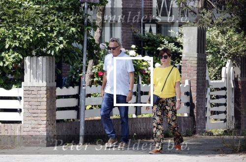 Amsterdam 19 juli 2020
Tom Egbers en zijn vrouw Janke Dekker wandelend in Amsterdam zuid