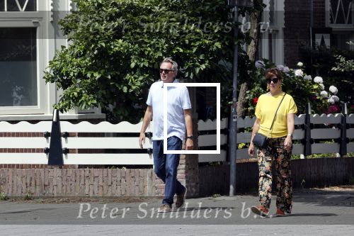 Amsterdam 19 juli 2020
Tom Egbers en zijn vrouw Janke Dekker wandelend in Amsterdam zuid