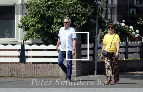 Amsterdam 19 juli 2020
Tom Egbers en zijn vrouw Janke Dekker wandelend in Amsterdam zuid