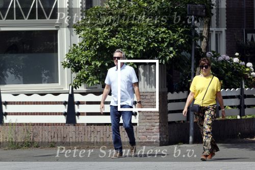 Amsterdam 19 juli 2020
Tom Egbers en zijn vrouw Janke Dekker wandelend in Amsterdam zuid