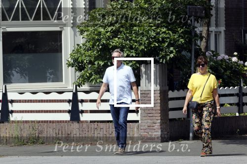 Amsterdam 19 juli 2020
Tom Egbers en zijn vrouw Janke Dekker wandelend in Amsterdam zuid