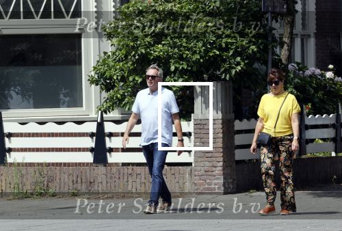 Amsterdam 19 juli 2020
Tom Egbers en zijn vrouw Janke Dekker wandelend in Amsterdam zuid