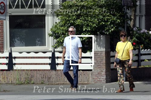 Amsterdam 19 juli 2020
Tom Egbers en zijn vrouw Janke Dekker wandelend in Amsterdam zuid