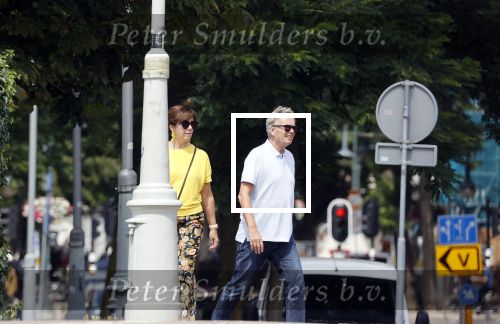 Amsterdam 19 juli 2020
Tom Egbers en zijn vrouw Janke Dekker wandelend in Amsterdam zuid