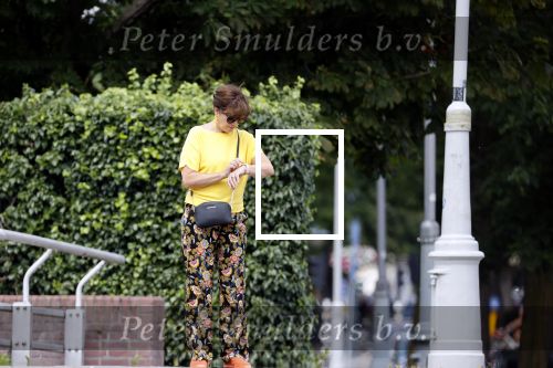 Amsterdam 19 juli 2020
Tom Egbers en zijn vrouw Janke Dekker wandelend in Amsterdam zuid