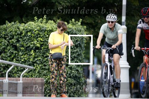 Amsterdam 19 juli 2020
Tom Egbers en zijn vrouw Janke Dekker wandelend in Amsterdam zuid