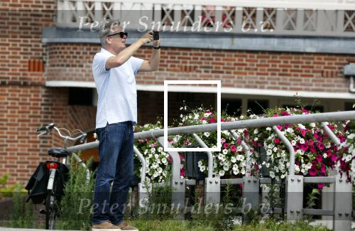 Amsterdam 19 juli 2020
Tom Egbers en zijn vrouw Janke Dekker wandelend in Amsterdam zuid