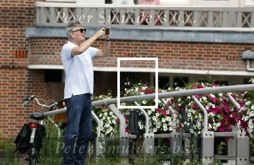 Amsterdam 19 juli 2020
Tom Egbers en zijn vrouw Janke Dekker wandelend in Amsterdam zuid