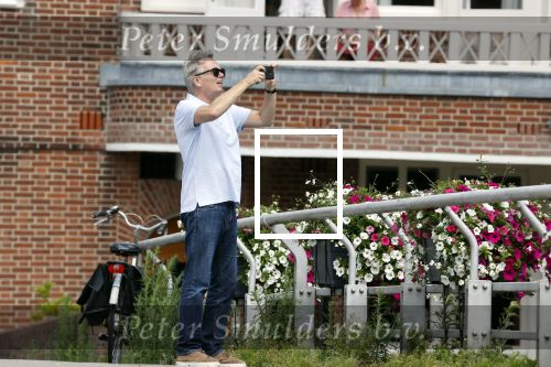 Amsterdam 19 juli 2020
Tom Egbers en zijn vrouw Janke Dekker wandelend in Amsterdam zuid