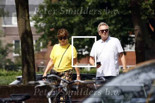 Amsterdam 19 juli 2020
Tom Egbers en zijn vrouw Janke Dekker wandelend in Amsterdam zuid