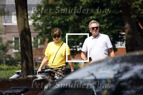 Amsterdam 19 juli 2020
Tom Egbers en zijn vrouw Janke Dekker wandelend in Amsterdam zuid