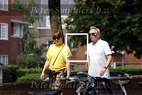 Amsterdam 19 juli 2020
Tom Egbers en zijn vrouw Janke Dekker wandelend in Amsterdam zuid