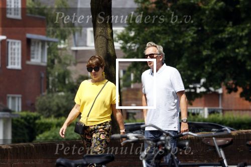 Amsterdam 19 juli 2020
Tom Egbers en zijn vrouw Janke Dekker wandelend in Amsterdam zuid
