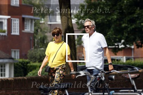 Amsterdam 19 juli 2020
Tom Egbers en zijn vrouw Janke Dekker wandelend in Amsterdam zuid