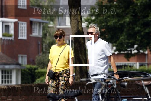 Amsterdam 19 juli 2020
Tom Egbers en zijn vrouw Janke Dekker wandelend in Amsterdam zuid