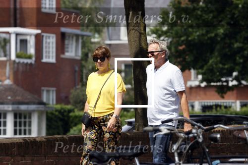Amsterdam 19 juli 2020
Tom Egbers en zijn vrouw Janke Dekker wandelend in Amsterdam zuid