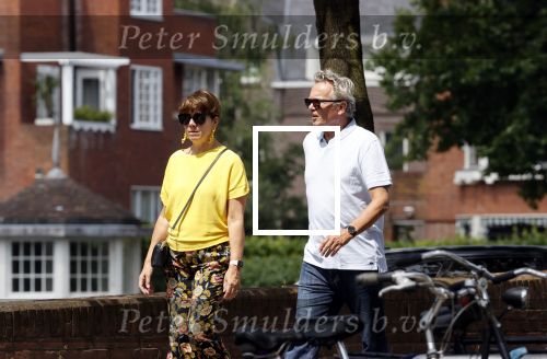 Amsterdam 19 juli 2020
Tom Egbers en zijn vrouw Janke Dekker wandelend in Amsterdam zuid