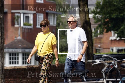 Amsterdam 19 juli 2020
Tom Egbers en zijn vrouw Janke Dekker wandelend in Amsterdam zuid