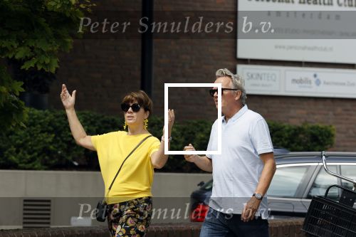 Amsterdam 19 juli 2020
Tom Egbers en zijn vrouw Janke Dekker wandelend in Amsterdam zuid