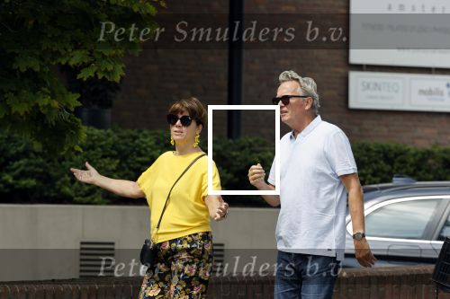 Amsterdam 19 juli 2020
Tom Egbers en zijn vrouw Janke Dekker wandelend in Amsterdam zuid