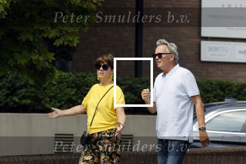Amsterdam 19 juli 2020
Tom Egbers en zijn vrouw Janke Dekker wandelend in Amsterdam zuid