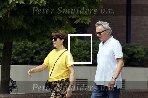 Amsterdam 19 juli 2020
Tom Egbers en zijn vrouw Janke Dekker wandelend in Amsterdam zuid