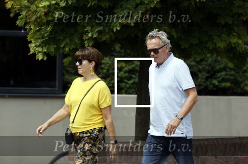 Amsterdam 19 juli 2020
Tom Egbers en zijn vrouw Janke Dekker wandelend in Amsterdam zuid