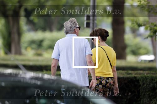 Amsterdam 19 juli 2020
Tom Egbers en zijn vrouw Janke Dekker wandelend in Amsterdam zuid