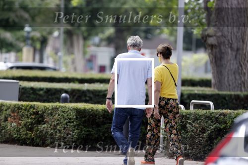 Amsterdam 19 juli 2020
Tom Egbers en zijn vrouw Janke Dekker wandelend in Amsterdam zuid